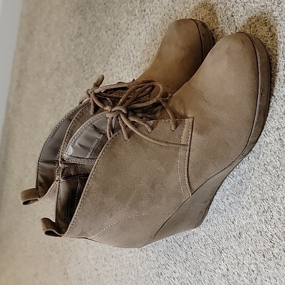 DV Dolce Vita women's brown faux suede wedge booties size 8